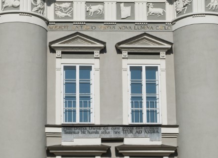 Obserwatorium Uniwersytetu Wileńskiego i napis "Hinc itur ad astra"
